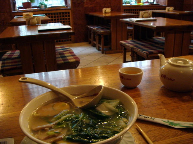 食べ物、しかも日本食バッカ…。<br />ここはももたろーラーメン。実は中国人経営で看板の桃太郎ラーメンも不思議物。麺はうどんの極細風。チャーシューは味が薄くて硬いのが３枚。卵はピータンですね。あとキャベツが山盛りで味はタン麺風。これをラーメンと呼ぶのはかなり抵抗ありますが、まあたん麺を頼んだと思えばそんなにまずくも無い。