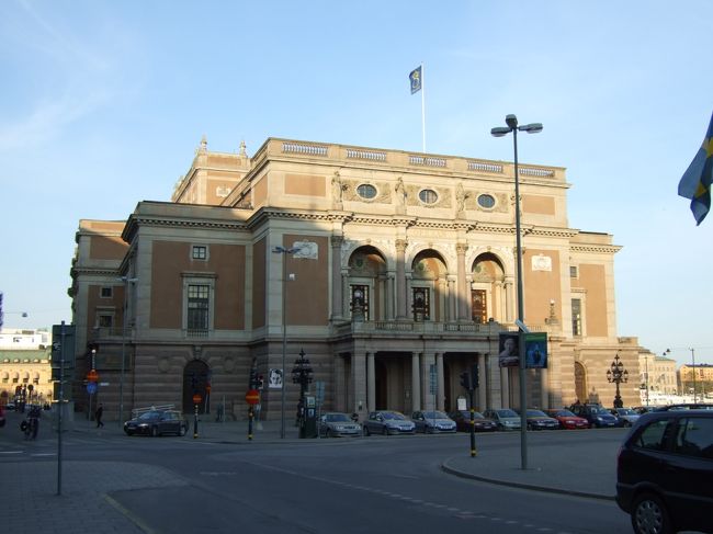 撮影してた建物は、王立オペラ劇場だそうです。