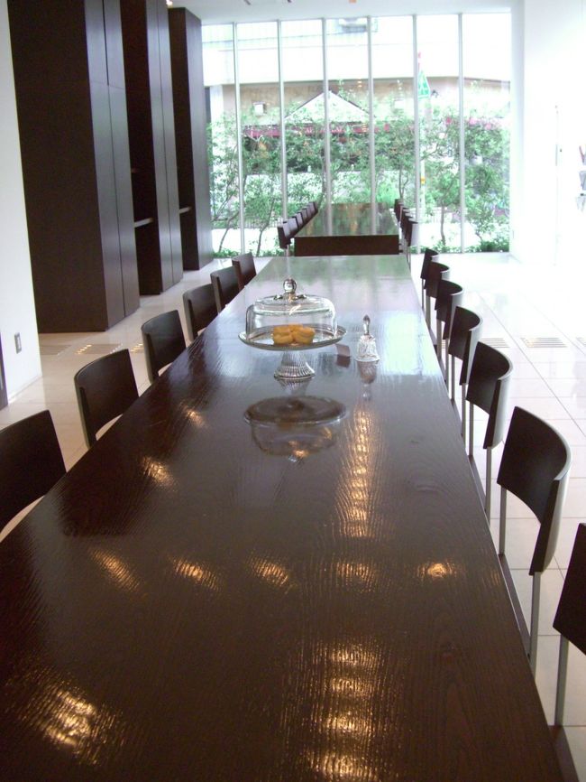 エントランス。<br /><br />ここで朝食を食べたり、高知関連の雑誌やデザイン系の雑誌が読めるようになっているので、夜まったりしたりしました。<br /><br /><br />朝食のパン、食べ放題な上、焼きたてて思わず食べ過ぎちゃいました（笑）