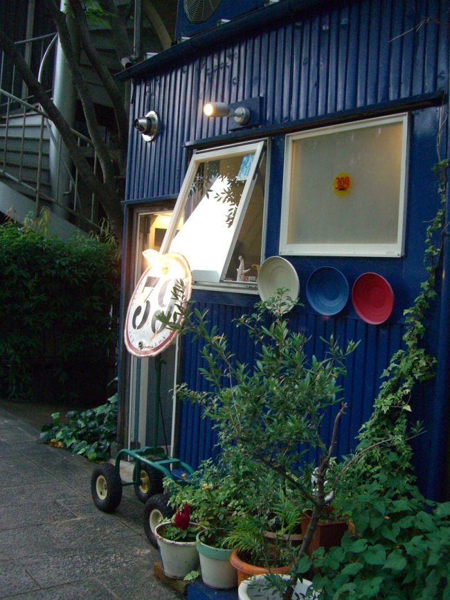 街散策。<br /><br />おしゃれなお店発見！<br />美容院でした。