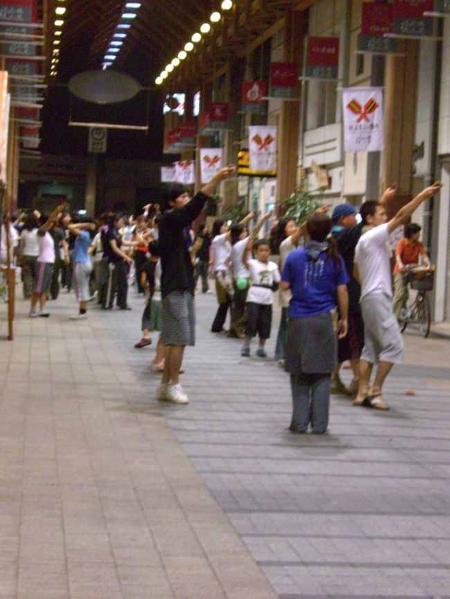 夜の商店街で、若者達が「よさこい」の練習を。<br /><br />こういう風景、大切にしたいな。
