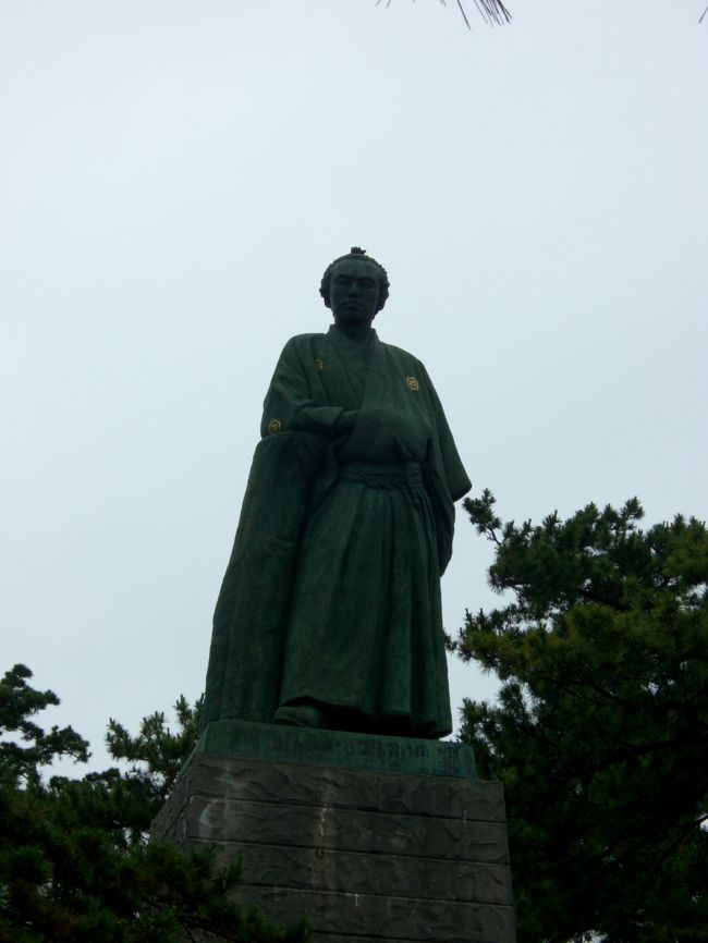高知2日目は、桂浜へ。<br /><br />坂本龍馬がお出迎え。