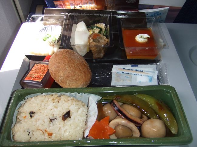 11:20成田発のKLMオランダ航空で、友人Mちゃんとオランダへ。<br />マイレージはノースウエストのワールドパークスに付けました。<br />マイルの期限切れが無いのが魅力的。<br />機内食は、結構美味しいと思います。<br />オークラホテルがプロデュースしてるそうです。