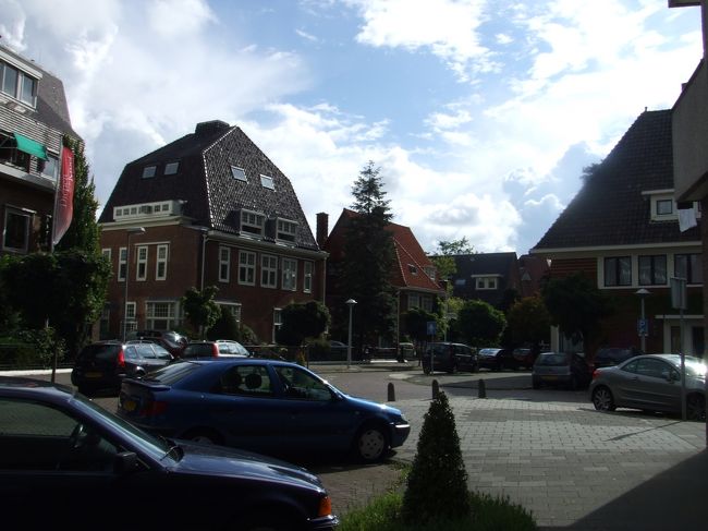 まずは、Y君にホテルまで連れて行ってもらって、チェックインだけ済ます事にしました。<br />今回泊まるホテルは、「ビルダーバーグ　ガーデン　ホテル」<br /><br />空港から車で20分程度の距離で、アムステルダムの高級住宅街の一角にあるホテルです。<br />低層住宅街の中にあるせいか、3階建ての低層ホテルでした。全124部屋らしいです。