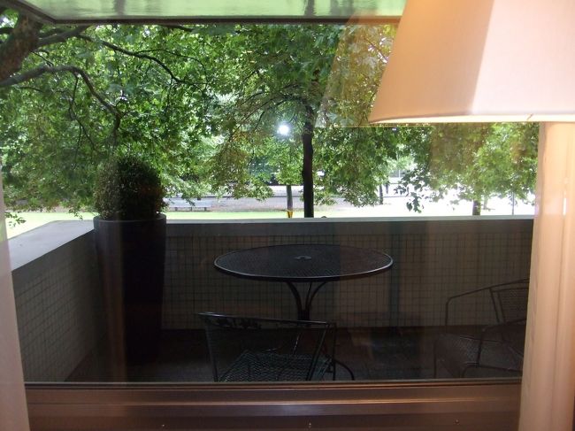 大きなクロゼットがあっても、引き出しが無い。<br />ベットサイドの電球を付け忘れてる（←翌日、お願いして付けてもらったけど）<br />フロントの1人のお姉さんが無愛想（その人以外は良い人ばかり）<br />等、ツッコミ所もありますが、総合的には良いホテルだと思うし、<br />『また泊まりたい』<br />と思えるホテルでした。<br /><br />ま、ホテル評価はこれくらいにして、チェックインし終わったら、<br />アムステルダムのプチ観光開始です。