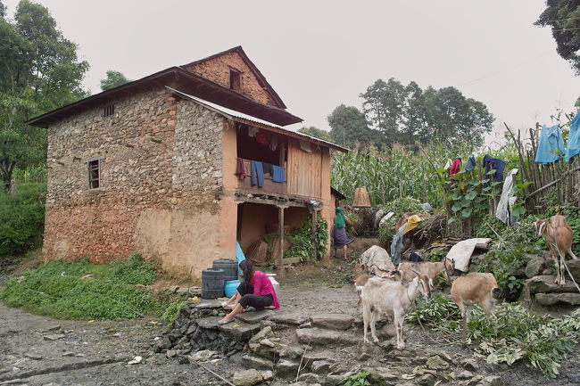 少女が足を洗っていた。