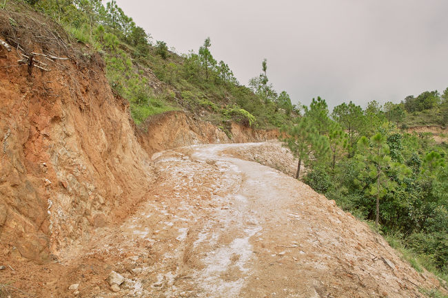 今にも崩れそうな道