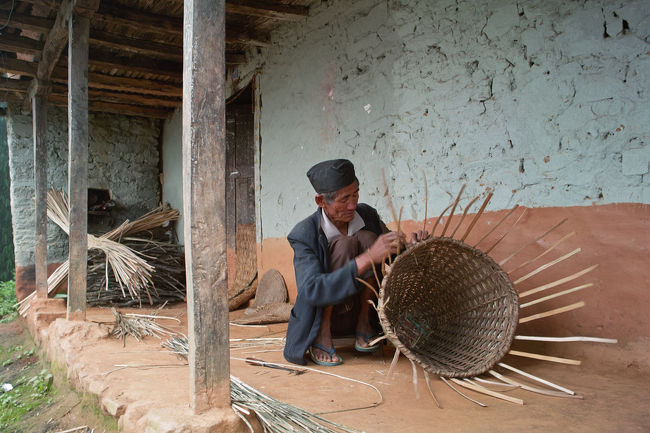 黙々とかごを編む