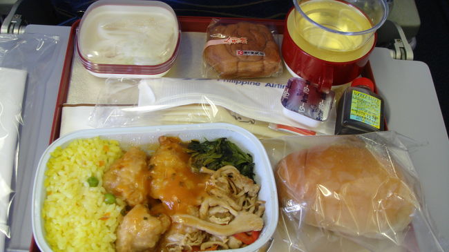 　機内食はまぁまぁでした。<br />　これは・・・鶏肉と野菜のケチャップ炒め？<br />　なぜかの人形焼が嬉しかったです。<br /><br />　機内サービスは割と丁寧でした。<br />　