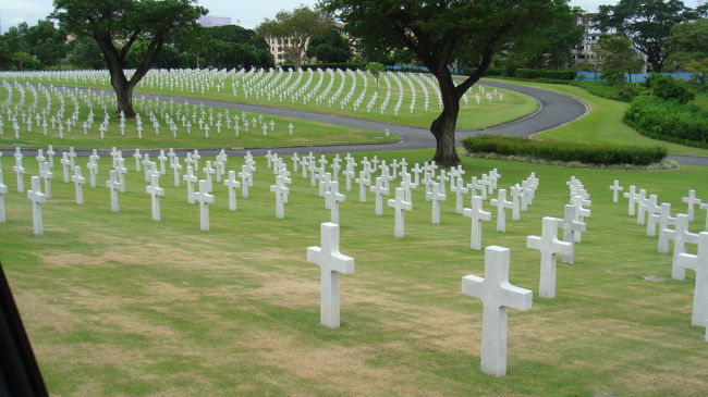 　フライトは、定刻に到着し、スムーズに空港を出ることができました。到着口で、現地のガイドさんが迎えに来てくれて、ホテルのチェックインまでやってくれました。<br />　別の現地のタクシー会社に、この後の市内観光タクシーチャーターを依頼してあったので、15:30にホテルを出発し、まず一番遠い米軍記念墓地へ。<br />　今日はあまり渋滞していないそうですが、結構時間かかりましたね。