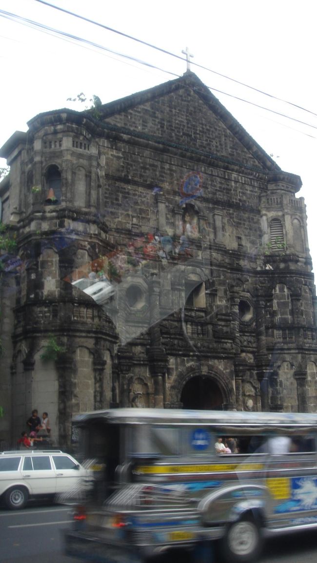 　次はマラテ教会へ。<br />　今日は日曜日なので、ここを含めこの後行った全部の教会で、結婚式が行われていました。<br />　石造りの、マラテでは最も古い教会です。