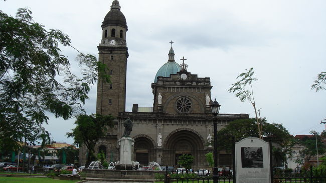 　次は、イントラムロス（城壁都市）へ。<br />　城壁跡の中に、教会や色々な建物があります。<br /><br />　ここはマニラ大聖堂。マニラでは最も重要な教会だそうです。ここも結婚式をやっていて、ガラスの外から写真を撮ろうとしていたら、警備の人が、中に入れてくれました。