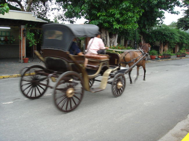 　サンチャゴ要塞<br />　馬車で周ると４０分かかるらしいです。<br /><br />　どこまで行けるのか分からなかったので、ちょっと歩いてすぐ戻ってきてしまいました。<br />　あ、ここは大人40Pかかります。<br /><br />　ほんとはその後グリーンヒルズという淡水真珠が安く買えるショッピングセンターに行きたかったのですが、１時間はかかると言われたので断念。そのまま<br />ホテル近くの、ロビンソンズプレイスで降ろしてもらいました。<br />　タクシーチャーター代は、2.5時間×400Pでちょうど1000P払いました。安い。