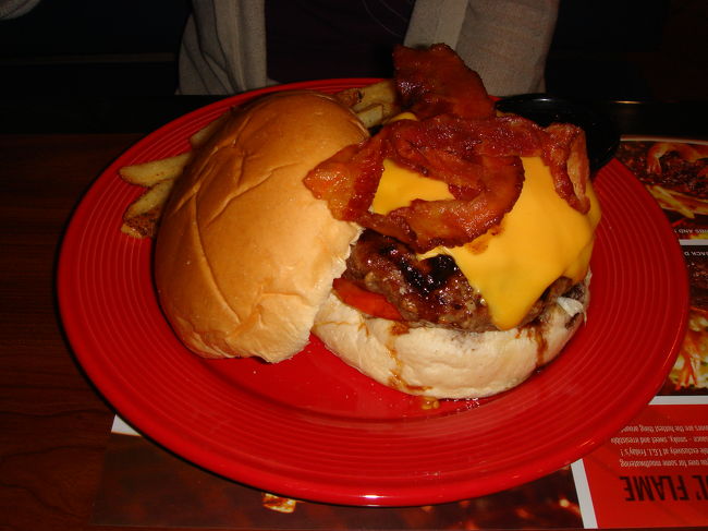 　夕食は、ロビンソンズプレイスのTG・Fridaysで。<br />　ローカルフードは明日からクラブパラダイスで飽きるほど食べるかな、と思ったので、今日はあえてアメリカンにしました。<br />　JD　Burger（直径18cm？）308Pです。<br /><br />　マニラでのホテルは、マニラパビリオン。<br />　ロケーションもよく、きれいなホテルでした。<br />　旅行会社の日程では、朝食なしとあったのですが、<br />実は付いていたようです。すごくたくさん美味しそうなものが並んでいたのですが、朝も早く食欲もなかったので、あまり食べられず残念。