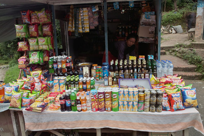 山の売店。<br />この近くは、軍の基地だらけ。<br />お客さんは、兵隊さんが多いんだろうな、、、。