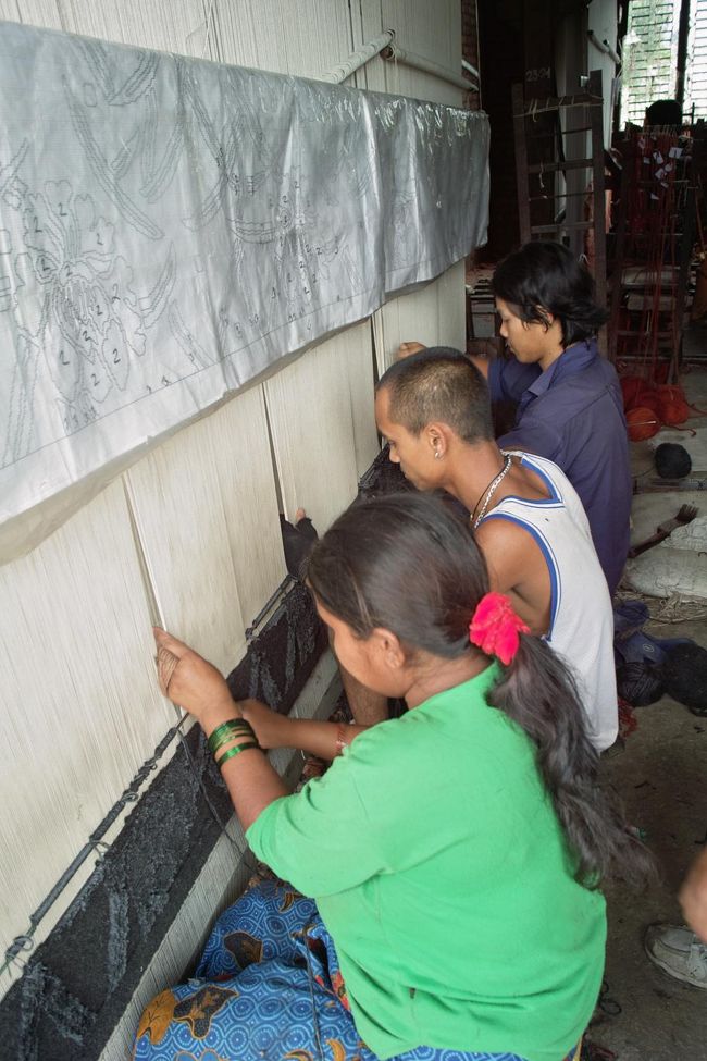 絨毯を織っていた。