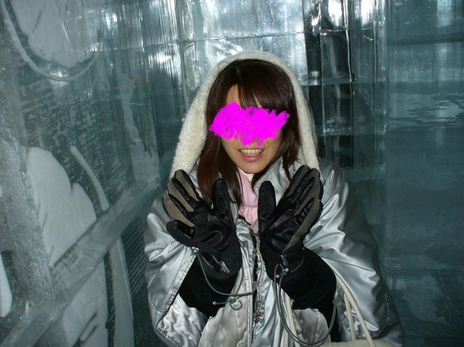 ここ「Ice Bar」は、マイナス５℃の世界。<br /><br />「パチリ！」と記念撮影！<br />笑顔ですが、かなり寒いです〜〜♪<br /><br />------------<br />■ABSOLUT ICEBAR Stockholm（アイスバー）<br />マイナス５℃のアイスバー。<br />007のシーンにも登場したことで有名。<br /><br />＜コンタクト＞<br />Vasaplan 4 in Stockholm<br />http://www.nordicseahotel.se/en/The-hotel/Food-and-drink/Absolut-Icebar-Stockholm/<br /><br />＜アクセス＞<br />中央駅近くのNordic Sea Hotelの１階<br /><br />＜予算＞<br />180〜195SEK/１人