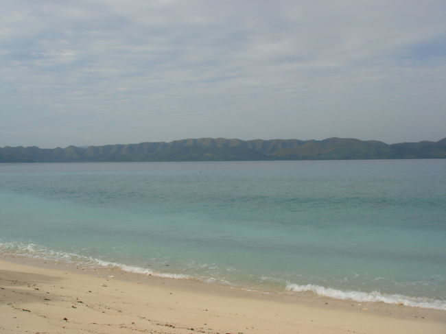 　残念ながら、カラウィット島にはいけなかったので、今日は、近くの無人島にボートで送迎してくれて、何時間かを過ごせる、アイランドエスカペードに申込みました（一人1800P)<br />　出発は、11時の予定なので、それまでコテージ前のビーチでのんびり。でも昨日の雨のせいか、大きい石などが波と一緒に流れてきて足に当たって痛い・・・<br />　しょうがないので、プールでシュノーケルの練習してました。