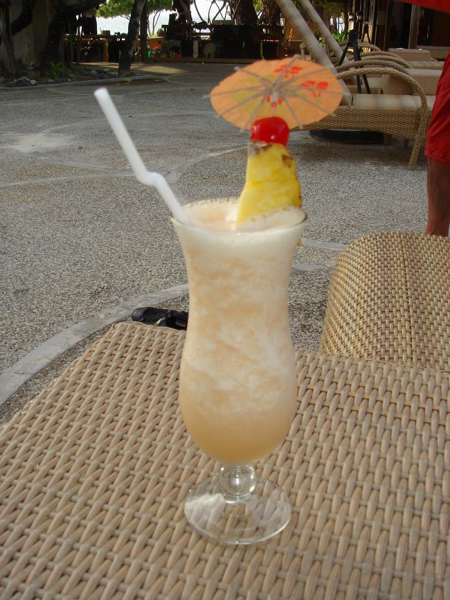 　エスケープした島では海にも入れなかったので、ランチ食べてお昼寝。今回の旅行で一番の日差しでしたね。<br />　このカクテルは、リゾートに戻って、プールサイドで頼みました。ピナコラーダ・ダイキリ200P。<br /><br />　