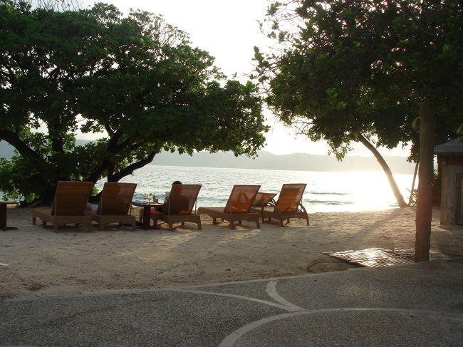 　その後、またコテージ前のビーチでサンセットを眺めていると、スタッフの女の子が来て、<br />　「あなたたちの宿泊プランにはスパでのマッサージがサービスでついてるけど、今日の夜これから18：00と19：00からで一人ずつ予約したから行ってね」<br />　<br />　ツアーの予約したかなり後に同じSTWのHP見ていたら、料金は下がってるし、マッサージのサービスも付いてたから悔しかったんだけど、良かったぁ。<br /><br />　旦那はマッサージ初体験だったのでかなりドキドキ。アロマオイルのフルボディマッサージでしたが、<br />凝ってるところをこれでもか！ってくらいしつこくやってくれるので、慣れてない人は痛いかも。<br />　