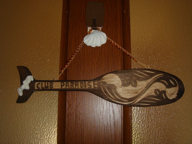 　クラブパラダイスのおみやげ屋さんで買ったものです。ドアにかけたかったので、ひもは自分でつけて、貝の残りをくっつけました。