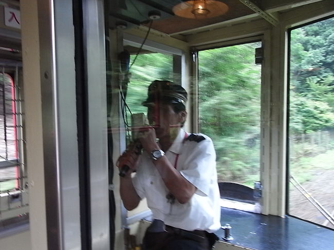 観光案内する車掌さん