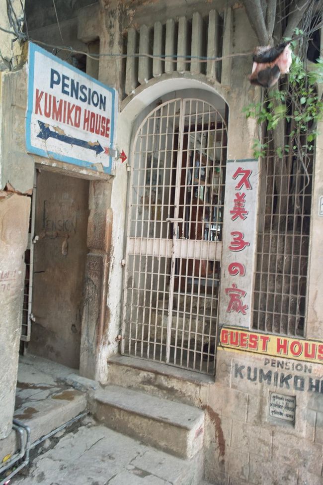 バラナシは４回目ですが、いつも郊外のホテルだったので<br />ガンガーの近くに泊まりたいと思い、スノウリから到着したバススタンドからリキシャで久美子ハウスを捜したが、中々見つからず、たずねたずねてやっと場所を知っているおじさんに会い、案内してもらった。しかし、リキシャは<br />通れない道で（道が狭い）重い荷物を引いて１０分以上歩いた。<br />久美子婦人は小太りの気さくな人だった。<br />狭い階段を上がって部屋に行くと、部屋の前で洗濯をしているお姉さんがあいさつしてきた。<br />日本人かと思ったが、コーリアだった。<br />泊り客はほとんど若者だったが、日本人ばかりだと思ってきたが、半分近くはコーリアで、日本の若者と仲良く生活をともにしているのには驚いた。音楽好きな人が多く、屋上の即席コンサートに案内された。ガンガーが真下に見え、風もあってとても気持ちがいい。<br />食事は３階のドミトリーで、朝食では、バナナ、きゅうり、トマトが定番ででてチャイ、トースト、ゆで卵が腹いっぱい食べられ、３０ルピーと非常に安い。日本食が食べたければ、すき焼き丼、とんかつ定食、コロッケ定食などが注文できる。味も悪くない。夕食も７：００ごろから同じように皆で食べられる。かたずけは全員でやる。合宿気分で食事に困らないので、３ヶ月以上沈没している若者もいる。うるさい人がいないので、これだけ安く楽に生活できれば、沈没する気持ちもわかるような気がする。仲間と趣味があえば、こんなにいこごちのいい所もないだろうと思う。ただ残念なことに設備の老朽化が激しいのが残念だ。少しリフォームすれば、まだまだ、客は増えそうだ。<br /><br />