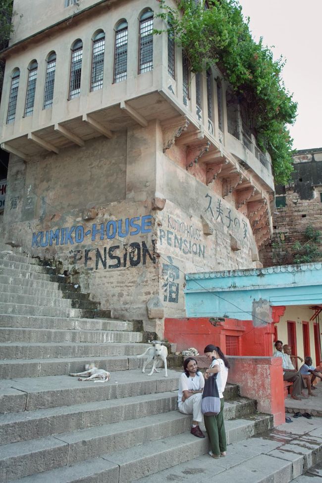 久美子ハウスを川べりから見たところ。<br />風通しはいい。<br />雨季でなければ、狭い路地を通らなくても、川べりを歩けるので、通りに出るのに楽になる。