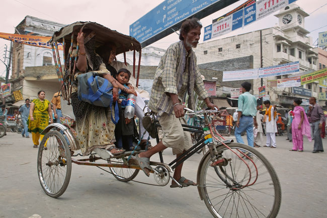 近くなら、リキシャが楽だ。しかし、観光地のリキシャはぼるのが普通。バスストップからのリキシャは、最初５ルピーと言ったのに、着いたら５０ルピーと言う。口論して押し通せばいいが、無駄な時間と労力を費やすことになる。地元の人に聞くなどして早く、相場を把握すべし。