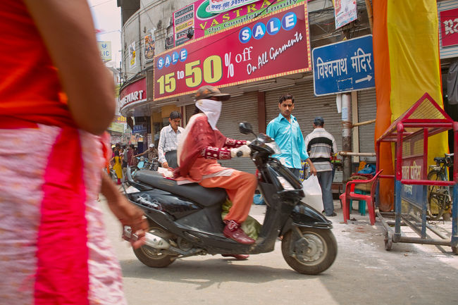 スクーターにも女性は乗る。