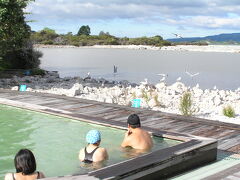 ポリネシアン・スパでロトルア湖を眺めながら温泉に入浴です。