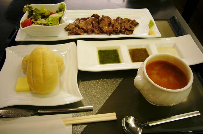 セレクトメニューにしました。<br />メインとサラダかスープ、パンかライスを選べます。<br />ソースが３種類。バジルとブルーチーズともう一個は忘れました。<br />でも、私は初日に食べた利休のおっさん牛タンのほうが口に合った様です。<br />