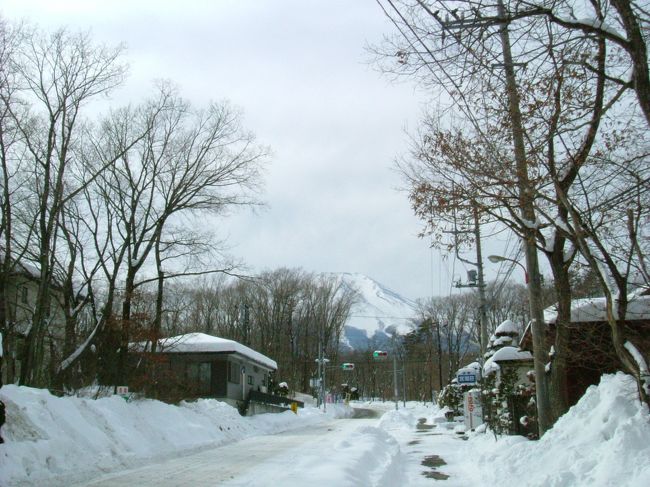 バスから降りると、このとおり雪まみれ。富士はでかい。