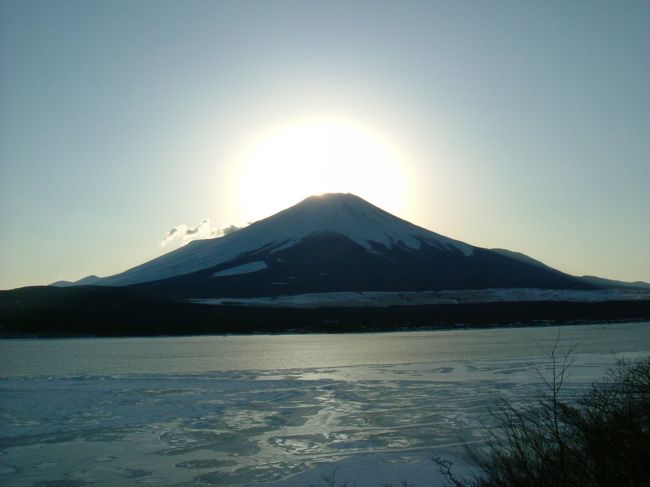 それで、凍った湖面と後光のひかる富士の写真です。天気も回復して、ガッツポーズ。
