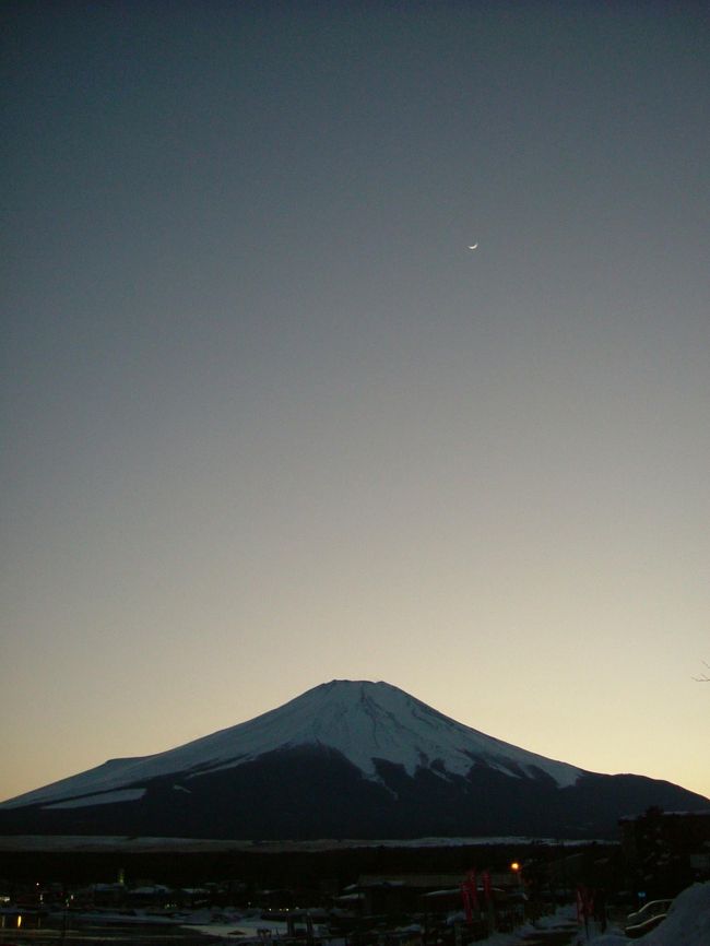 薄明中の富士。月も一緒に。