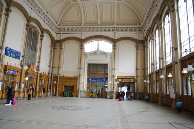 同じく国内線の切符売り場。<br />画面中央に見えるのは、国際線切符売り場へのドアです。