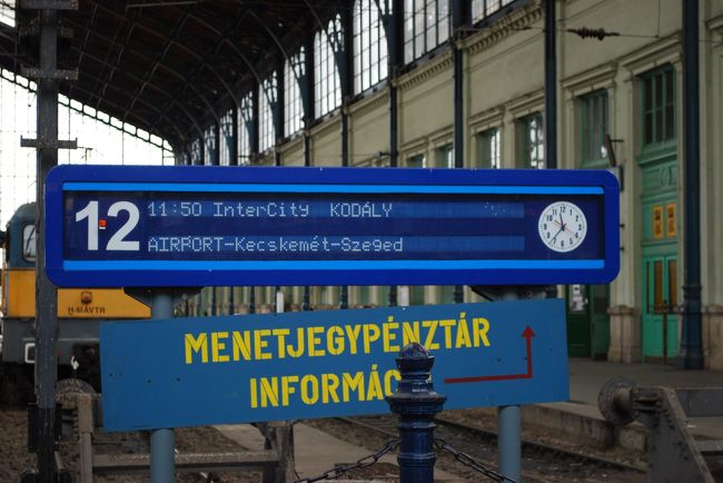 ホームの手前にある電光掲示。<br />ハンガリーでは、このように列車に有名な人物の名前をつけることがあります。<br />この列車は、ハンガリーを代表する音楽家のコダーイ・ゾルターンにちなんで、コダーイという名前がつけられています。<br />参考：http://ja.wikipedia.org/wiki/%E3%82%B3%E3%83%80%E3%83%BC%E3%82%A4%E3%83%BB%E3%82%BE%E3%83%AB%E3%82%BF%E3%83%BC%E3%83%B3