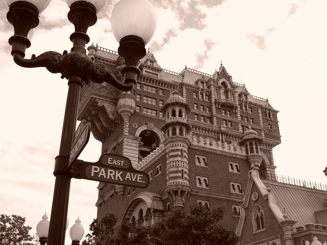 一見、古〜い洋館のイメージフォトみたいでしょ？？<br /><br />中であんな事やこんな事が起ってるなんて、想像もつかないでしょう・・・。