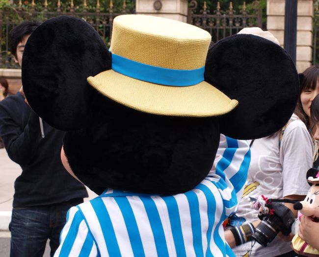 後ろ姿でもオーラ出てます。<br /><br />なんたって「主役」ですから。<br />この国の「ボス」ですから。。