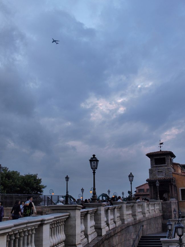 成田行きの飛行機が夕暮れに。
