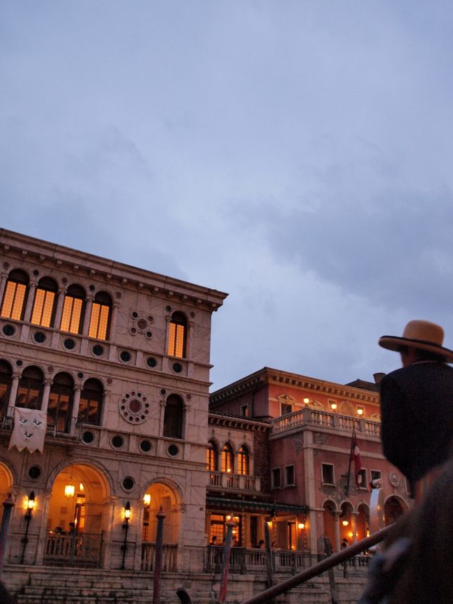 ベネチアンゴンドラにて。<br /><br />ほらね、日中に見るより100倍キレイ！！