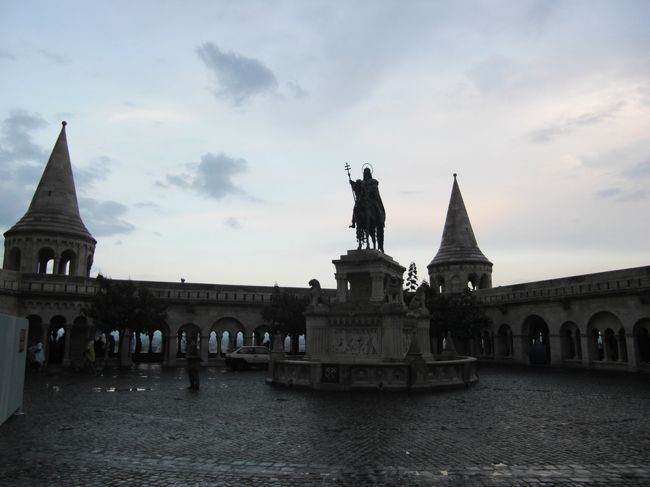 初代国王イシュトバーン像と漁夫の砦<br />2008年9月現在改修工事中。<br /><br />王宮の丘までのバスの乗り心地はよくないです。<br />エンジン音がうるさくてガタガタするし。<br />余裕があればタクシーのほうがよいかもしれません。<br />または、ケーブルカーにのって王宮までっていう方法もあるかも。