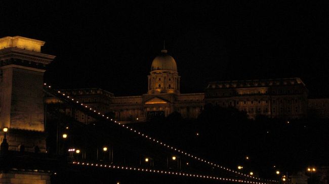 ドナウ川夜景クルーズ。<br />王宮とくさり橋。<br />