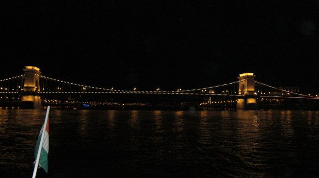 ドナウ川夜景クルーズその2。<br />ライトアップされたくさり橋。<br />本当に美しいです。