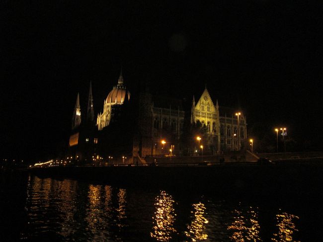 ドナウ川夜景クルーズその3。<br />国会議事堂。