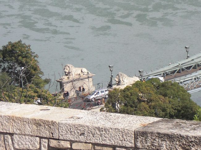 くさり橋ふもとのライオン像。<br />王宮より。