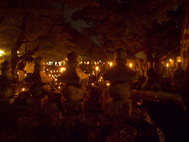 各人が<br />思い思いの石仏の前に<br />ろうそくを灯して<br />手を合わせます。