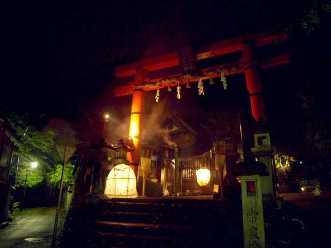 愛宕神社<br />一の鳥居<br /><br />かがり火が消えていました。<br />すごい雨だったもの。