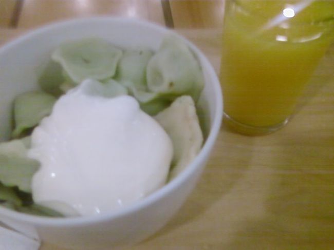 夕食はマントゥ<br />好きなのを好きなだけ自分で器に盛って重さで値段が決まる