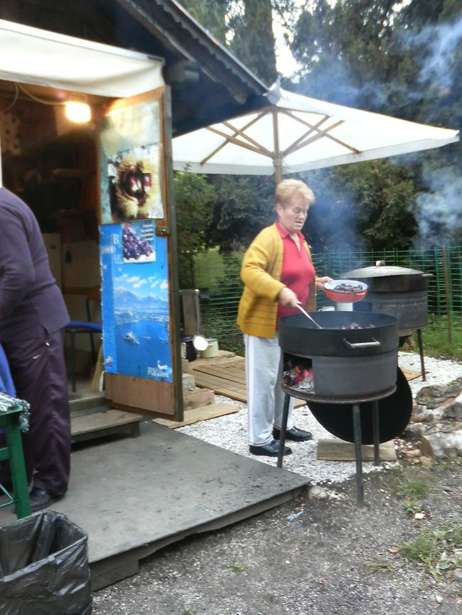 湖の遊歩道を歩いているとちょっとした行列を発見。近づいて行くと焼き栗屋台だった。<br />ブレッド湖の秋の風物詩だろうか？<br />お店は夫婦でやってるのかおばちゃんが栗を焼いておじちゃんが会計を担当してました。<br />一袋(２人分位？)EUR３です。<br />手は黒く汚れますが殻は剥きやすく甘くて美味しいです。<br />お手ふき用にキッチンペーパーもらえます。